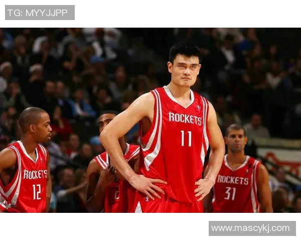 姚明在NBA的传奇生涯中那些不可或缺的队友们与他们的精彩瞬间回顾